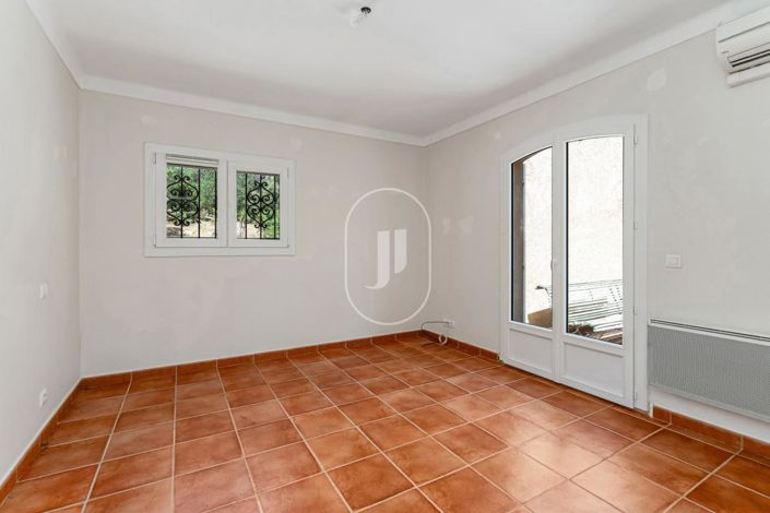 Image No.9-2 Bed House for sale