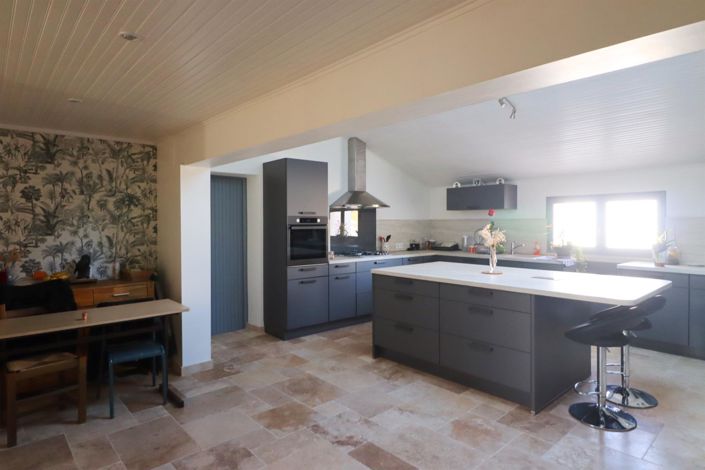 Image No.8-6 Bed House for sale