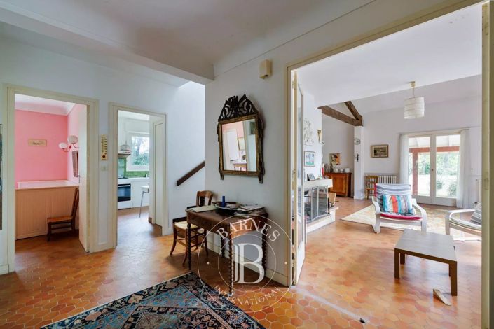 Image No.8-5 Bed House for sale