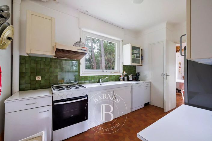 Image No.9-5 Bed House for sale