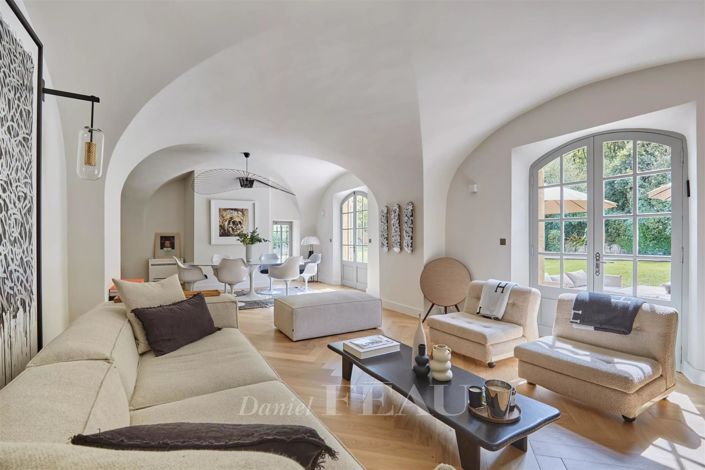 Image No.8-8 Bed House for sale