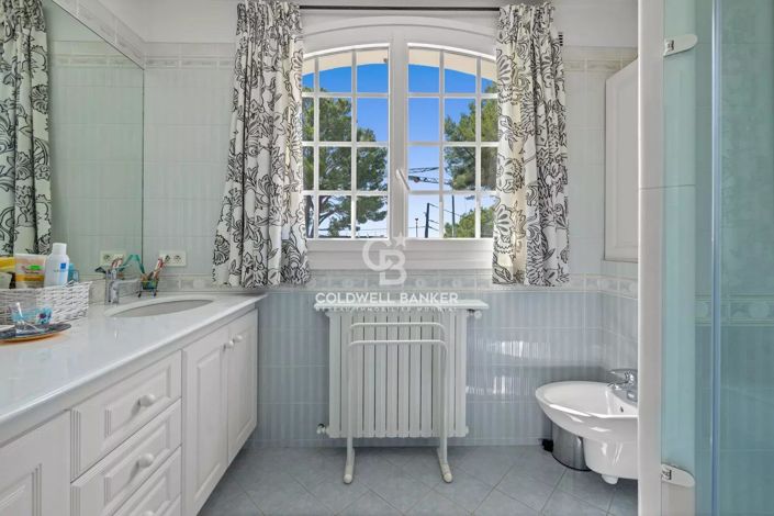 Image No.15-4 Bed House for sale