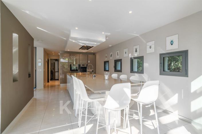 Image No.6-5 Bed House for sale