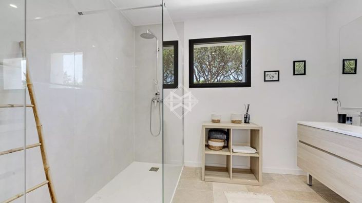 Image No.14-6 Bed House for sale