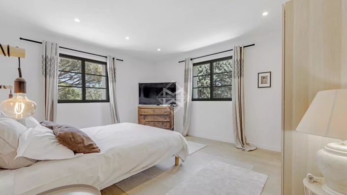 Image No.17-6 Bed House for sale