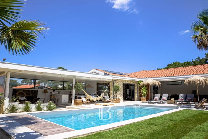 Image No.2-8 Bed House for sale