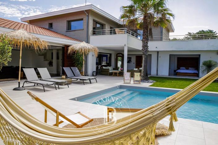 Image No.6-8 Bed House for sale