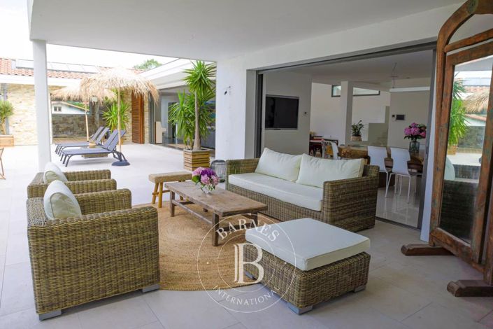 Image No.8-8 Bed House for sale