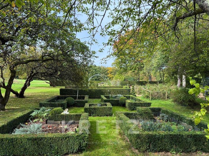 Image No.17-4 Bed Property for sale