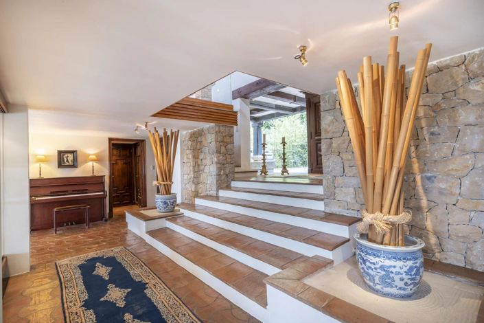 Image No.7-10 Bed House for sale