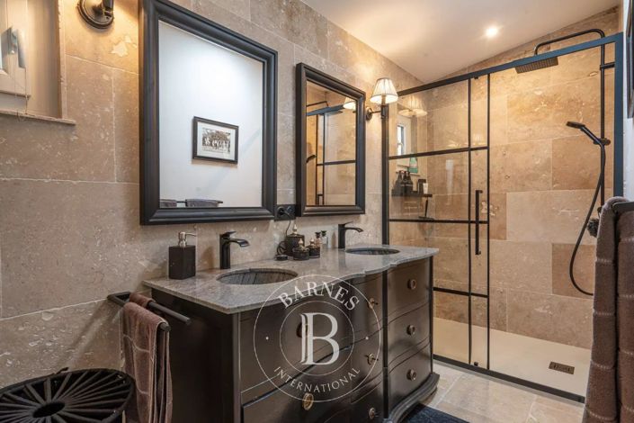 Image No.8-5 Bed House for sale