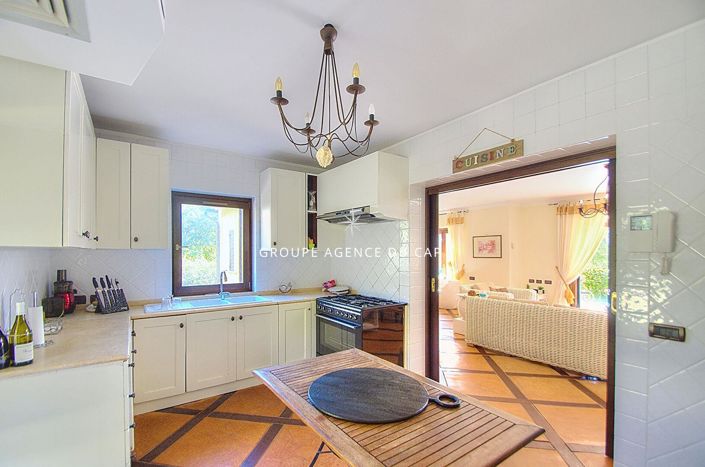 Image No.10-8 Bed Property for sale