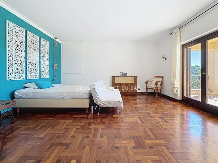 Image No.11-8 Bed Property for sale