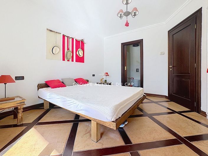 Image No.12-8 Bed Property for sale