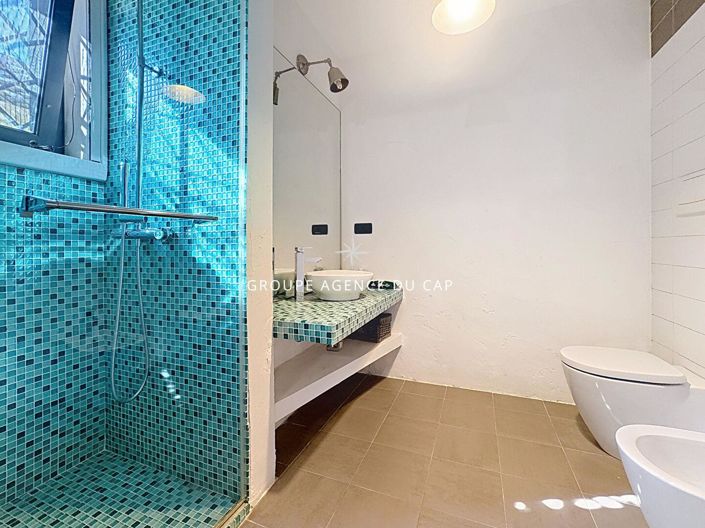 Image No.16-8 Bed Property for sale