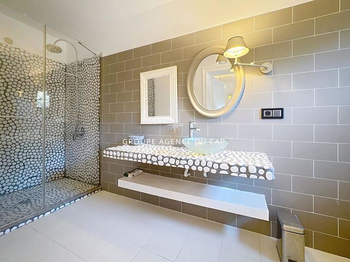 Image No.17-8 Bed Property for sale