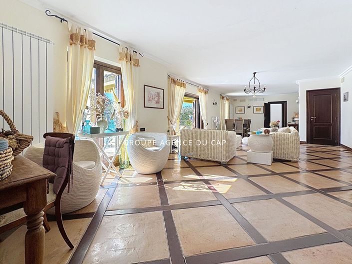 Image No.6-8 Bed Property for sale