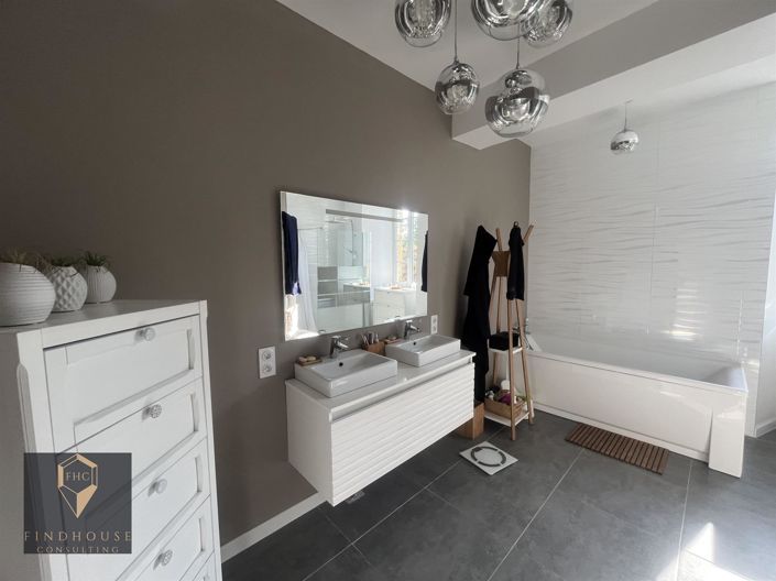 Image No.12-5 Bed House for sale