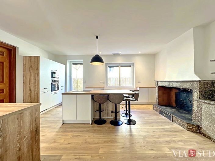 Image No.10-5 Bed Property for sale