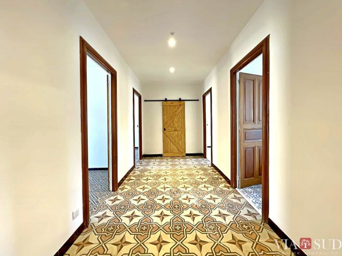 Image No.18-5 Bed Property for sale