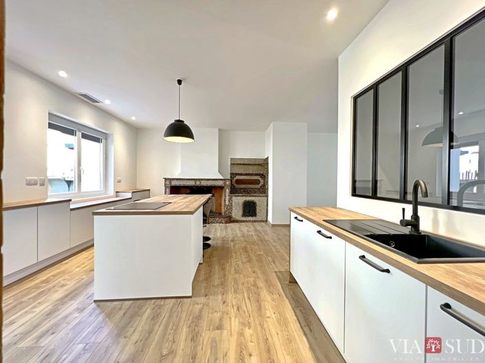 Image No.9-5 Bed Property for sale