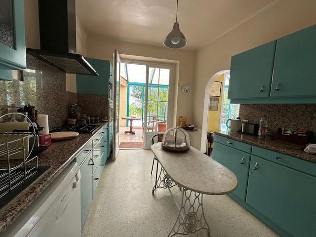 Image No.5-8 Bed House for sale