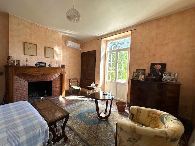 Image No.8-8 Bed House for sale