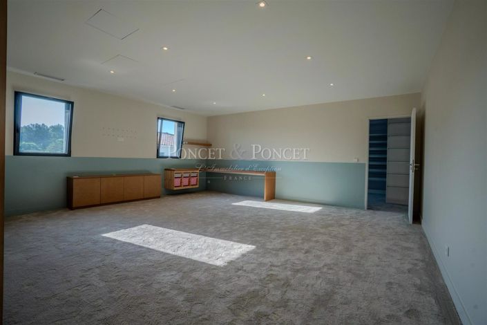 Image No.17-6 Bed House for sale