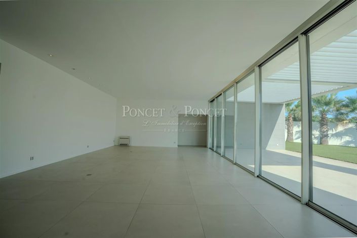 Image No.5-6 Bed House for sale