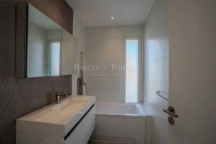 Image No.6-6 Bed House for sale