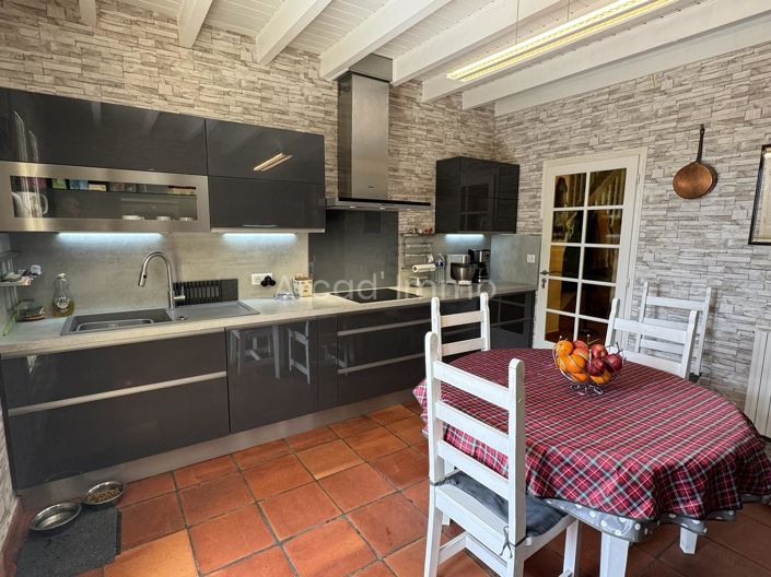 Image No.2-4 Bed House for sale