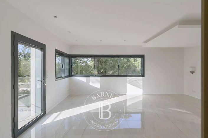 Image No.11-5 Bed House for sale