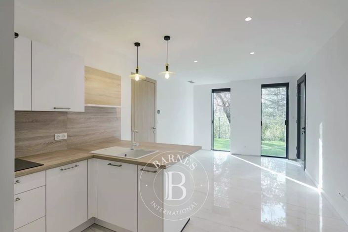 Image No.15-5 Bed House for sale