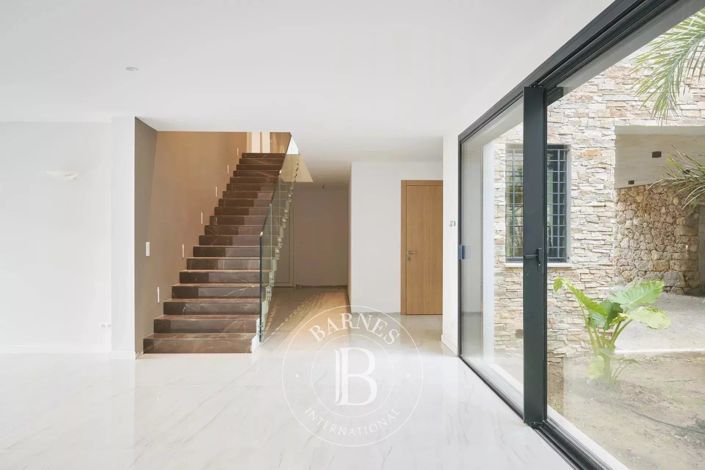 Image No.16-5 Bed House for sale