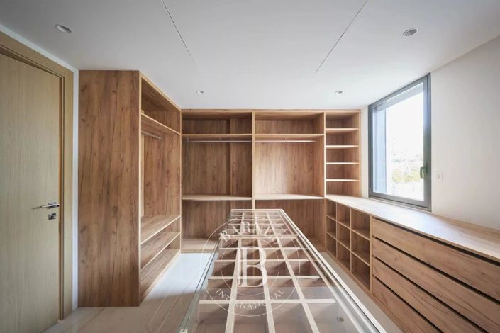 Image No.17-5 Bed House for sale