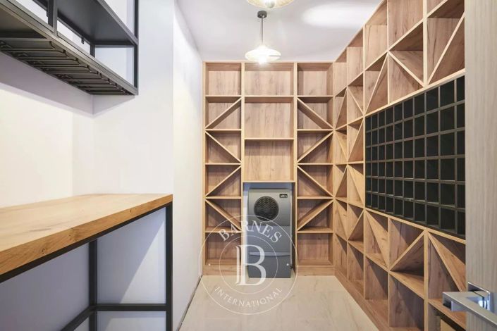 Image No.18-5 Bed House for sale