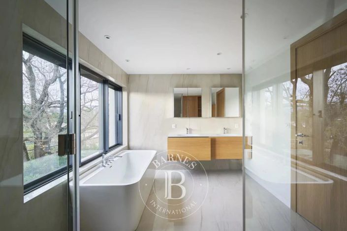 Image No.19-5 Bed House for sale