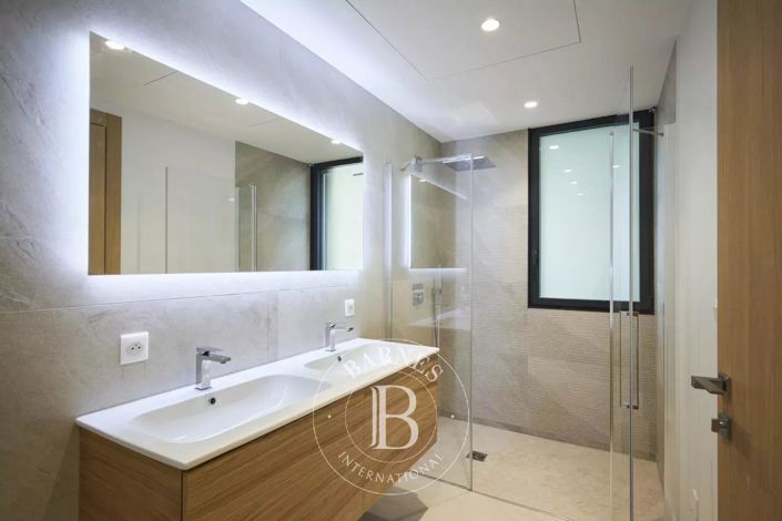 Image No.20-5 Bed House for sale