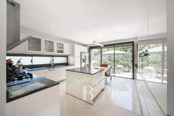 Image No.6-5 Bed House for sale