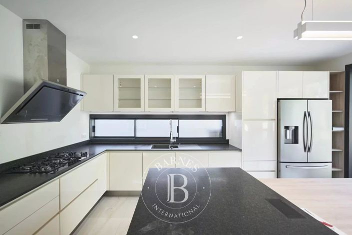 Image No.7-5 Bed House for sale