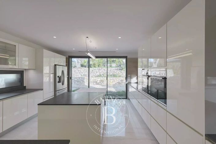 Image No.8-5 Bed House for sale