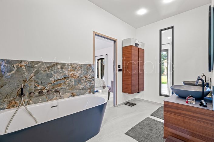 Image No.24-8 Bed House for sale