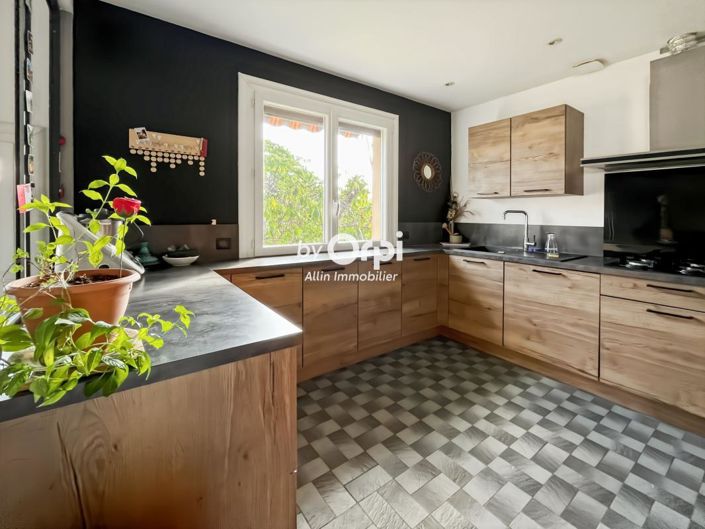 Image No.3-4 Bed House for sale