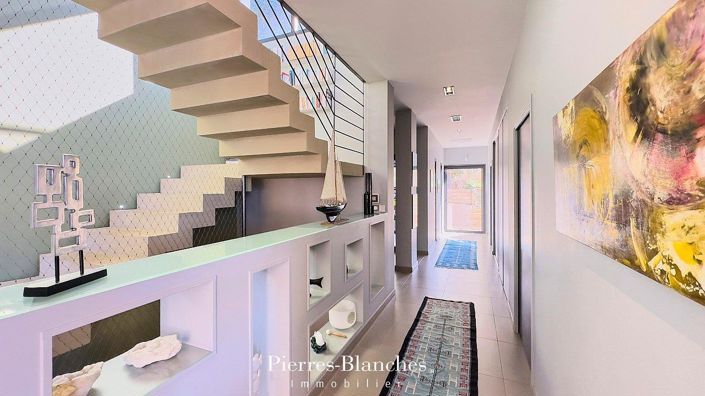 Image No.8-4 Bed House for sale