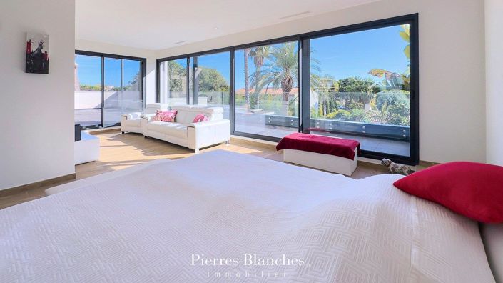 Image No.8-5 Bed House for sale