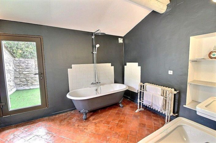 Image No.14-6 Bed Property for sale