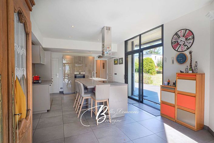 Image No.8-6 Bed House for sale