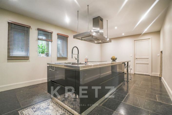 Image No.8-6 Bed House for sale