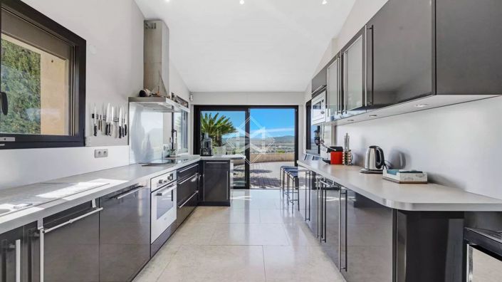 Image No.9-6 Bed House for sale