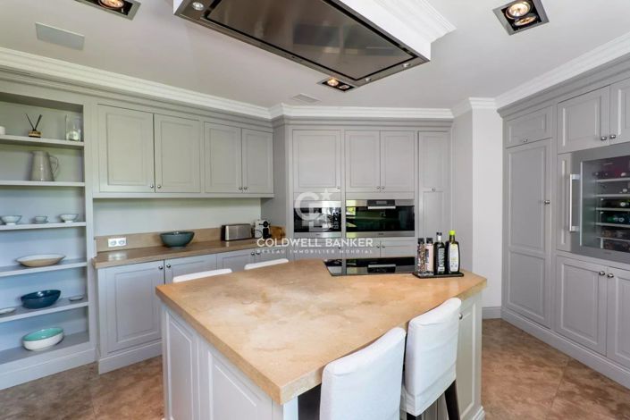 Image No.8-5 Bed House for sale